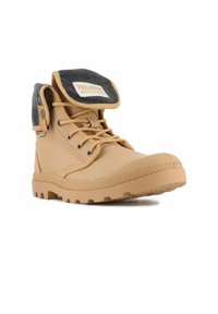 Bottines tan avec une semelle en caoutchouc texturée, un dessus en tissu et un col en velours côtelé gris repliable. Comprend un design à lacets et une étiquette logo.