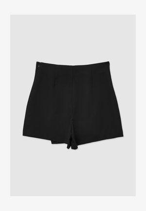 Schwarze Shorts aus glattem Stoff, mit einem hoch geschnittenen Design, zwei vorderen Falten und einem verdeckten Reißverschluss auf der Rückseite.