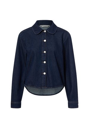 Mørkeblå denimjakke med lange ærmer, rundet krave, hvide trykknapper foran og let buet kant.