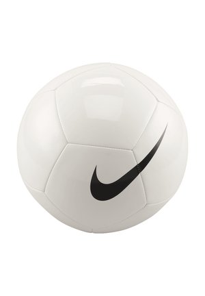 Biała piłka nożna z czarnym logo Nike w kształcie znaku Swoosh, widocznym przeszyciem oraz zakrzywionymi panelami w kształcie pięciokątów i sześciokątów.