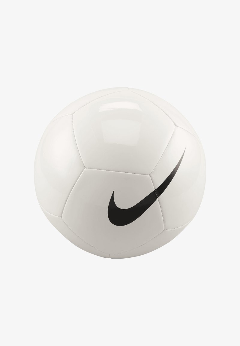 Weißer Fußball mit schwarzem Nike-Swoosh-Logo, sichtbaren Nähten und geschwungenen Fünf- und Sechseck-Paneelen.