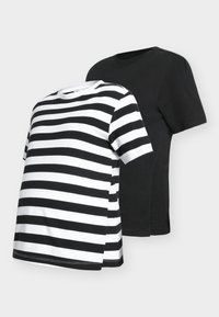 Δύο διπλωμένα κοντομάνικα t-shirts, ένα μαύρο και ένα με μαύρες και λευκές οριζόντιες ρίγες, παρουσιάζονται σε απλό ανοιχτό φόντο.