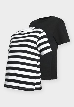 Zwei gefaltete Kurzarm-T-Shirts, eines schwarz und eines in schwarz-weißen horizontalen Streifen, auf einem schlichten hellen Hintergrund dargestellt.