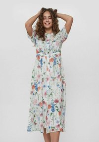 Lillekeste lilledes maxikleid, millel on lühikesed varrukad, valge taust ja värvilised lillemustrid. Nööbid esitaskus ja kohal kividega vöökoht.