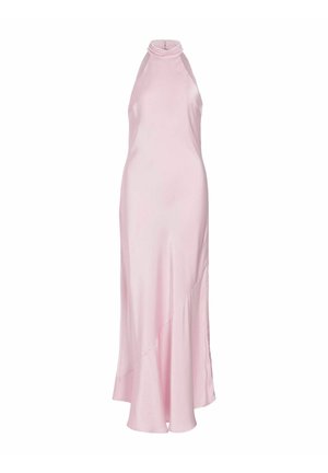Robe en satin rose pâle sans manches avec un col montant halter et un ourlet asymétrique à volants, cintrée à la taille, longueur au sol.