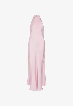 Robe en satin rose pâle sans manches avec un col montant halter et un ourlet asymétrique à volants, cintrée à la taille, longueur au sol.