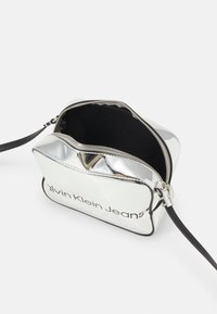 Calvin Klein Jeans SCULPTED CAMERA BAG MONO  - Borsa a tracolla - silver-coloured