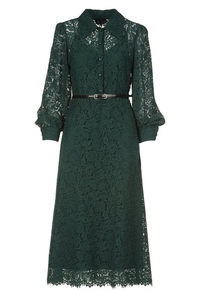 Spitzenkleid in tiefgrün, mit langen Puffärmeln, knopflosem Vorderteil und einem schwarzen Gürtel in der Taille. Florales Spitzenmuster mit gewelltem Saum.