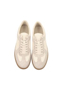 Sneakers in suede grigio chiaro con dettagli in pelle bianca, punta rotonda, design classico con lacci e suola in gomma, caratterizzati da un branding sottile.