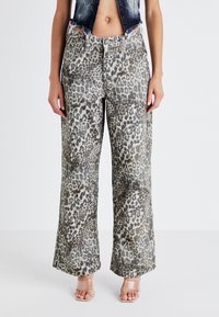 Pantalons larges à imprimé léopard en tissu léger avec une palette de couleurs grise et beige délavée. Comprend cinq poches et une fermeture par bouton.