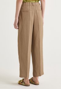 Maliparmi MAGNOLIA - Stoffhose - brown
