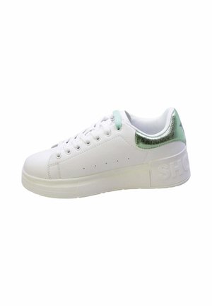 Sneaker bianca a taglio basso con suola spessa, linguetta verde metallizzata sul tallone, lacci bianchi e sottili perforazioni sul lato.