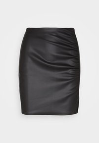 Mini falda de cuero sintético negro con detalle de fruncido lateral, forma ajustada y textura suave. Presenta una sutil abertura en el dobladillo.