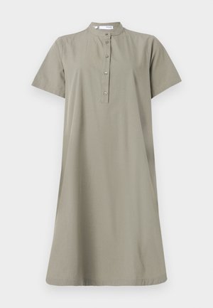 Vestido de algodón caqui con mangas cortas, cuello de pie y botones en la parte delantera; corte holgado y silueta hasta la rodilla.