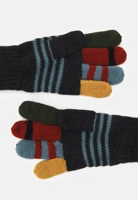 Strickhandschuhe mit einer Mischung aus Farben: Schwarz, Grün, Rot, Blau und Gelb. Sie haben gestreifte Muster und decken die einzelnen Finger ab.