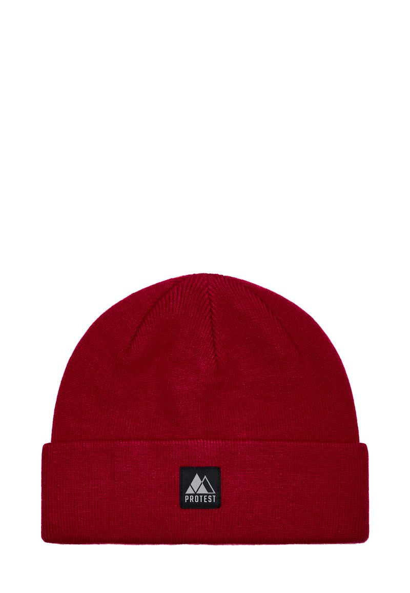 Czerwony dzianinowy czapka z podwiniętym brzegiem, z prostokątną czarną metką z logo góry i słowem "PROTEST". Gładka faktura.