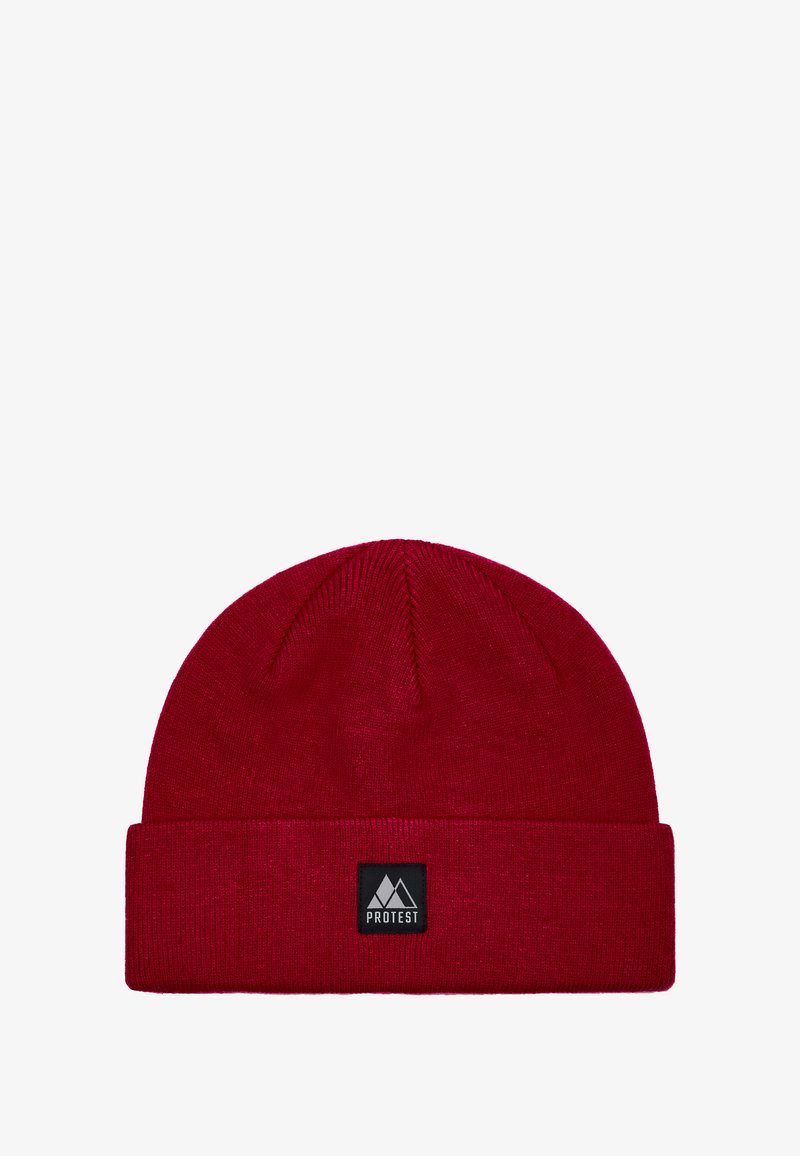 Czerwony dzianinowy czapka z podwiniętym brzegiem, z prostokątną czarną metką z logo góry i słowem "PROTEST". Gładka faktura.