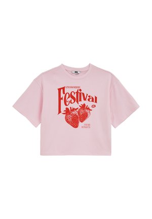 Tricou roz deschis scurt, cu text roșu "Strawberry Festival" și două grafice mari cu căpșuni centrate pe partea din față.