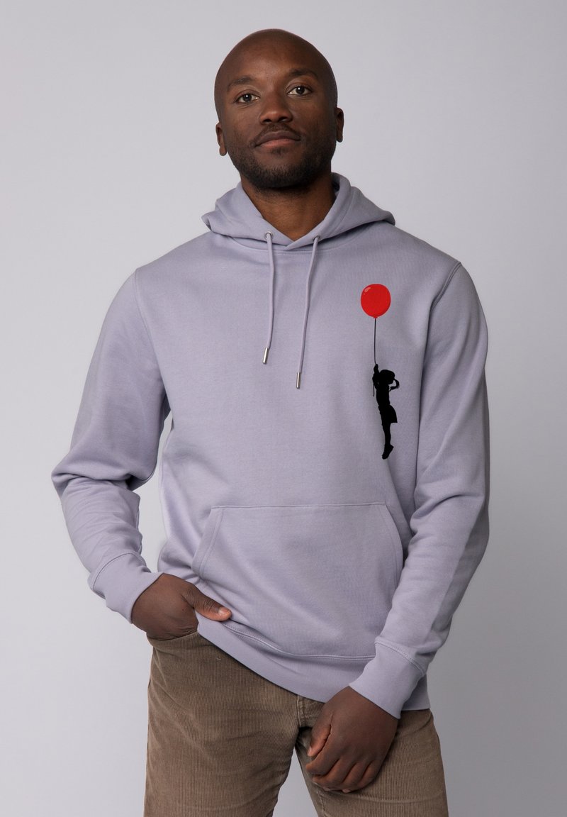 Lichtgrijze hoodie met verstelbare trekkoord, een voorzak en een zwart silhouetdesign dat een rode ballon vasthoudt. Zachte stof.