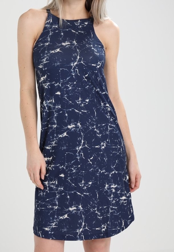 Robe bleu marine avec un motif marbré blanc, design à encolure halter, sans manches. Tissu doux avec une texture lisse, longueur au-dessus du genou.