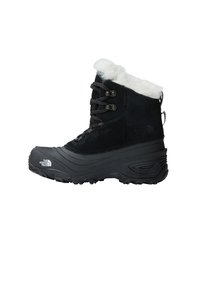 Črni zimski čevelj z mehko belo umetno krzno ovratnikom, teksturirano zgornjim delom iz semiša in gumijastim podplatom z vzorcem za oprijem.