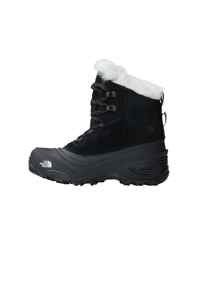 Črni zimski čevelj z mehko belo umetno krzno ovratnikom, teksturirano zgornjim delom iz semiša in gumijastim podplatom z vzorcem za oprijem.