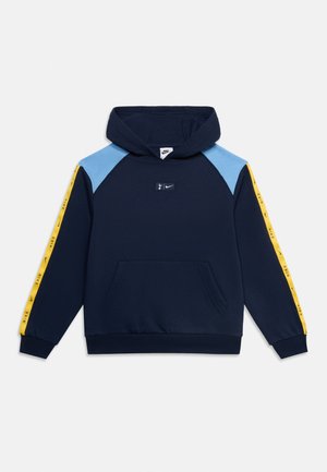 Granatowa bluza z kapturem z jasnoniebieskimi panelami na ramionach, żółtymi paskami z logo Nike na rękawach, kieszenią typu kangurka oraz małą naszywką z logo na piersi.