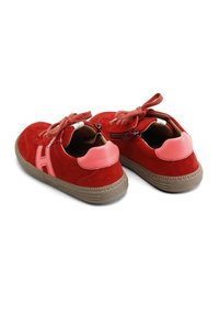 Zapatos de ante rojo con un acento rosa y cordones de tela. Presenta una suela texturizada y un detalle de cremallera, con un logo en forma de H en el lateral.