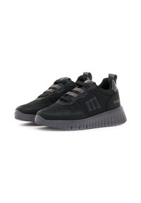 Un par de zapatillas deportivas negras con suelas gruesas grises, logo texturizado de "m" en los laterales, y tiradores en el talón y la lengüeta, sobre un fondo blanco.
