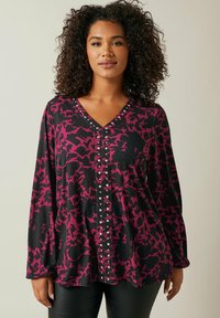 Zwart en magenta gebloemde top met een V-hals, lange mouwen en decoratieve knopen aan de voorkant. Gladde stoftextuur.
