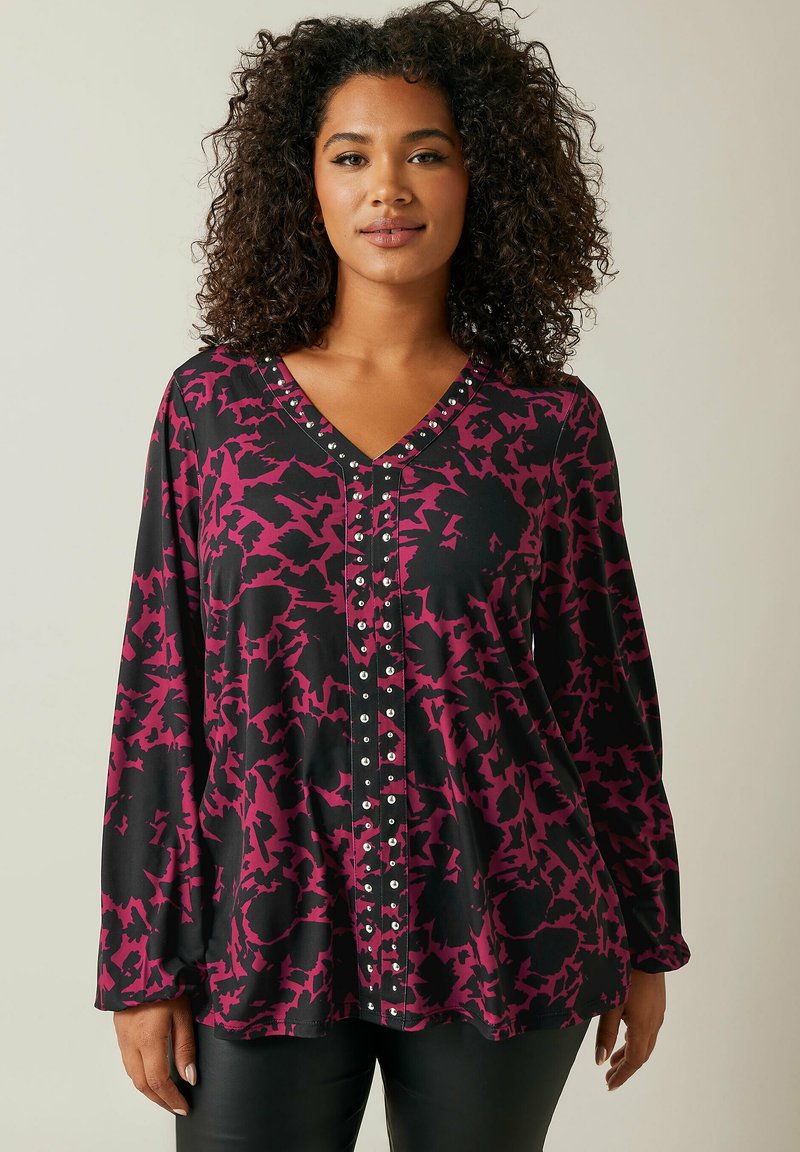 Zwart en magenta gebloemde top met een V-hals, lange mouwen en decoratieve knopen aan de voorkant. Gladde stoftextuur.