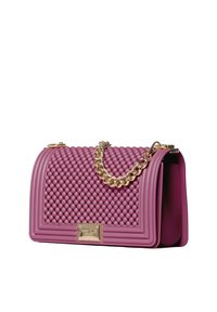 Borsa a tracolla in pelle viola con un motivo a bolle testurizzato, tracolla in catena dorata, chiusura frontale e silhouette strutturata.