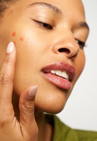 The Body Shop FREESTYLE MULTI COLOUR - Foundation - play