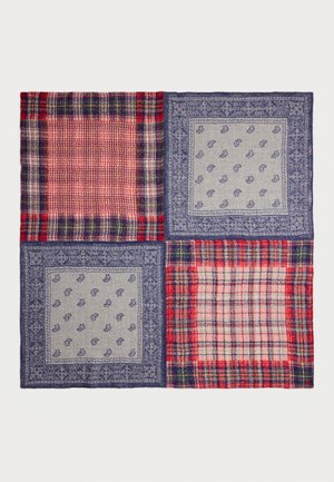 Écharpe multi-imprimée en rouge, bleu et gris. Présente des motifs tartan et floraux répartis sur quatre sections avec des textures et des nuances de couleur variées.