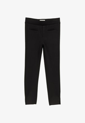 Czarne dopasowane spodnie o gładkiej teksturze, z przednimi kieszeniami i wąskim kroju. Wzór zawiera subtelne detale szwów i rozcięcia na kostkach.