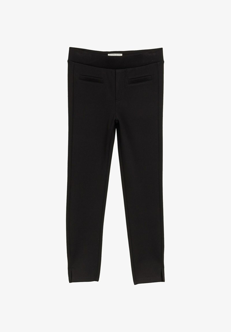 Schwarze, maßgeschneiderte Hose mit glatter Oberfläche, ausgestattet mit vorderen Taschen und schlanker Passform. Das Design enthält subtile Nahtdetails und Schlitze an den Knöcheln.