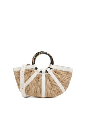 Sac à main beige tissé avec des sangles en cuir blanc et une poignée ronde en écaille de tortue, avec une bandoulière réglable.