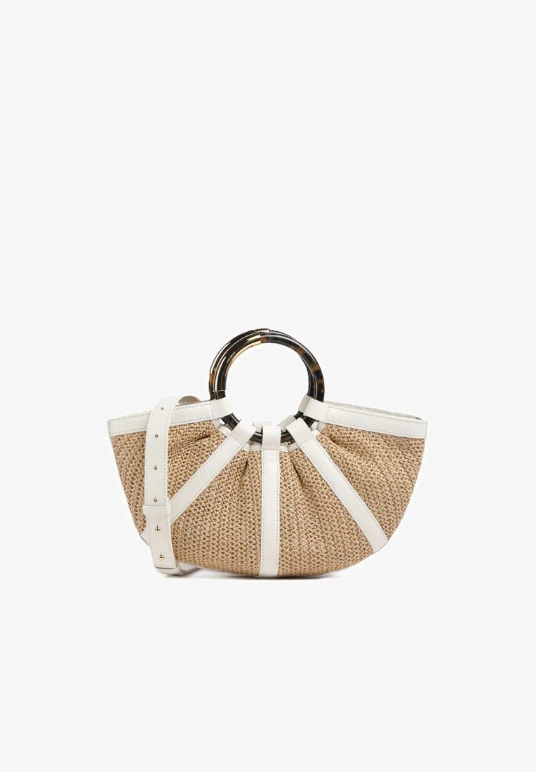 Sac à main beige tissé avec des sangles en cuir blanc et une poignée ronde en écaille de tortue, avec une bandoulière réglable.