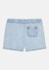 Svetlomodré denim šortky s elastickým pásom, zadnou vreckom s nášivkou a jemne vyblednutou textúrou.