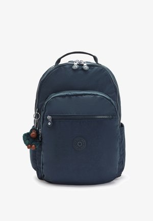 Zaino in tessuto blu navy con doppie cerniere, tasca anteriore e un portachiavi a forma di scimmia. Caratterizzato da un logo rotondo e spallacci imbottiti.