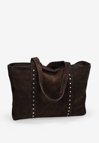 Bolso tote de ante marrón con dos asas resistentes, que cuenta con tachuelas plateadas a lo largo de las costuras laterales y un interior espacioso.