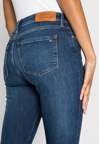 Tommy Hilfiger Vaqueros pitillo - dark-blue denim