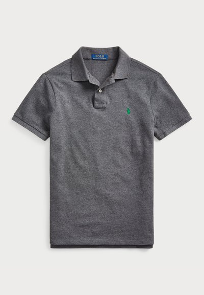 Polo gris hecho de un tejido de algodón. Presenta un cuello clásico, una tapeta de dos botones y un pequeño logo bordado en verde en el pecho.