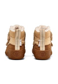 Bottes de cheville brunes et beiges avec une doublure en fourrure douce, des bandes Velcro et des semelles en caoutchouc texturé, dotées d'un joli logo et d'une languette de tirage.