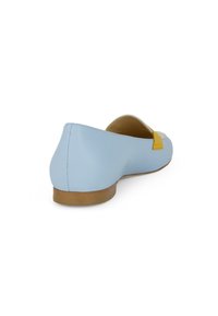 Zapato plano de cuero azul claro con punta redondeada, que presenta un acento amarillo en la parte delantera. Suela de madera marrón con un tacón bajo.