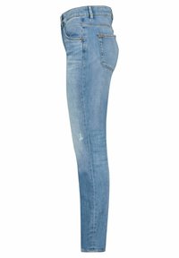 Jeans ajustados en denim azul claro, con una cintura de altura media, un ligero desgaste y bolsillos traseros con acentos metálicos.