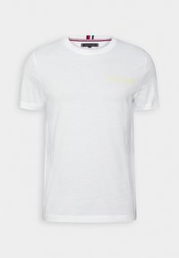 T-shirt bianco a maniche corte in cotone, con un piccolo logo giallo "HILFIGER" sul petto e un dettaglio del colletto a righe.