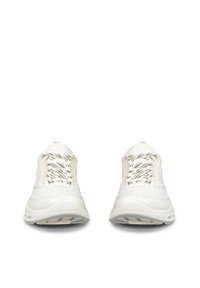 Pár bielych atletických tenisiek s čiernymi šnúrkami so vzorom, pohľad spredu na bielom pozadí.