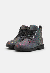 Botines hasta el tobillo con purpurina negra y patrones de corazones multicolores, con cordones negros, ojetes plateados y suela de goma.