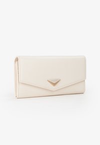 Portafoglio in pelle crema con un accento metallico triangolare; presenta un design pieghevole e una texture liscia, forma compatta e rettangolare.